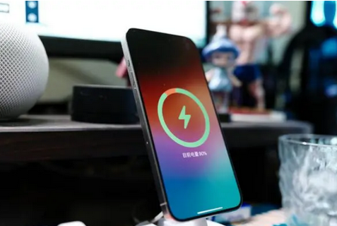诸城苹果15换屏服务分享用什么充电器给iPhone15充电更好 